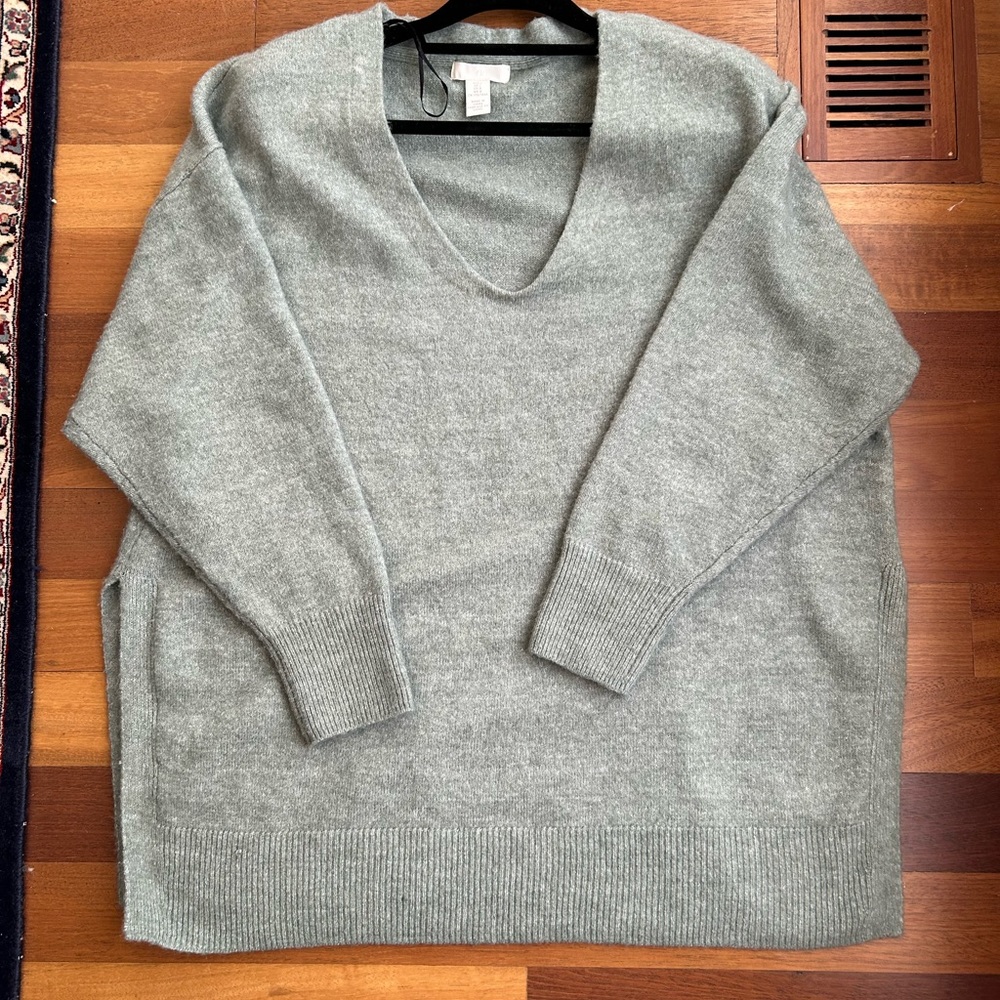 Women's V-Neck Sweater in Gray - Picture 4 of 9